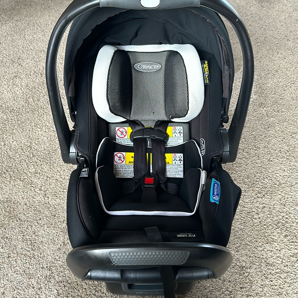 Graco Snugride Snugfit 35 LX Carseat date mfr. 08/18/2021.SR# SF35DLX SS